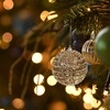 Σετ Χριστουγεννιάτικες Μπάλες Σαμπανί Glitter Ασημί Αλυσίδα 8cm - 6 τμχ.